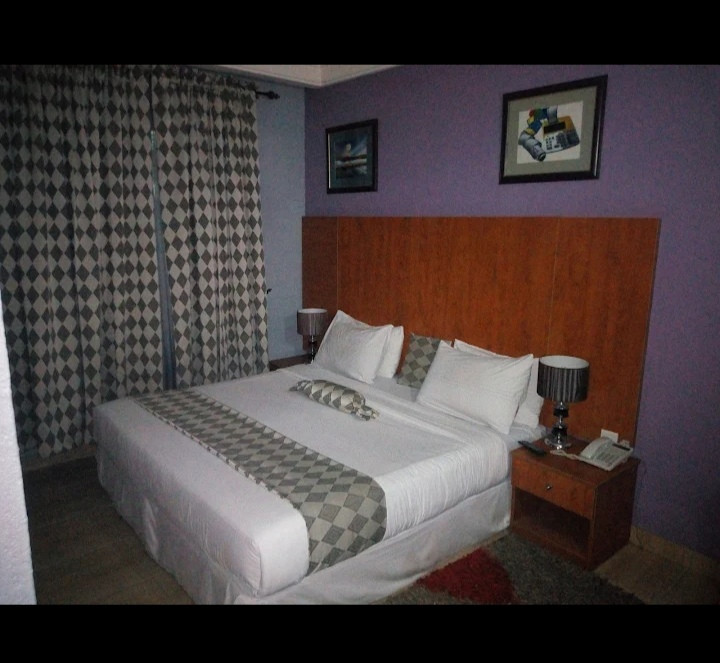 MONALISA HOTEL, SAPTEX ROAD,  YENAGOA, BAYELSA STATE.   EXECUTIVE ROOMS. For Easy Bookings And Reservations, Please Contact Our Cloza App Representative On Call And Watsapp. Contact Details Below