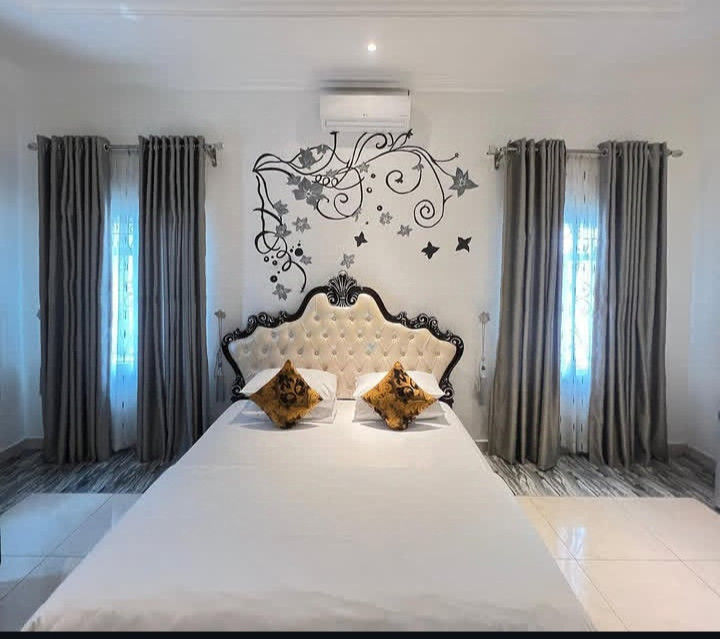 DE VAST LUXURY APARTMENT. WATER BOARD ESTATE OFF MARIAN ROAD, CALABAR, CROSS RIVER. For Easy Bookings And Reservations, Please Contact Our Cloza App Representative On Call And Watsapp. Details Below