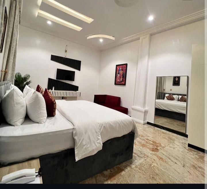 DE VAST LUXURY APARTMENT. WATER BOARD ESTATE OFF MARIAN ROAD, CALABAR, CROSS RIVER. For Easy Bookings And Reservations, Please Contact Our Cloza App Representative On Call And Watsapp. Details Below