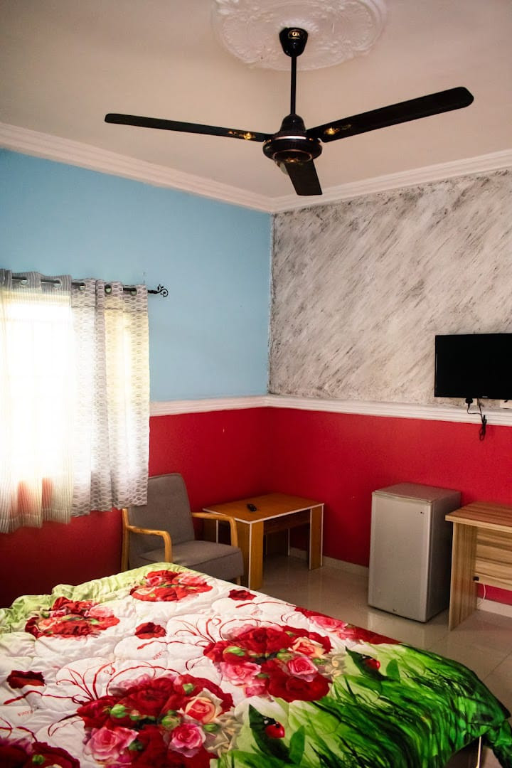 CHITEST VILLA HOTEL LTD IS LOCATED AT 3/5 CHITEST ROAD OGBOGORO RIVERS STATE. For Easy Bookings And Reservations, Please Contact Cloza App Representative On Call And Watsapp. Details Below