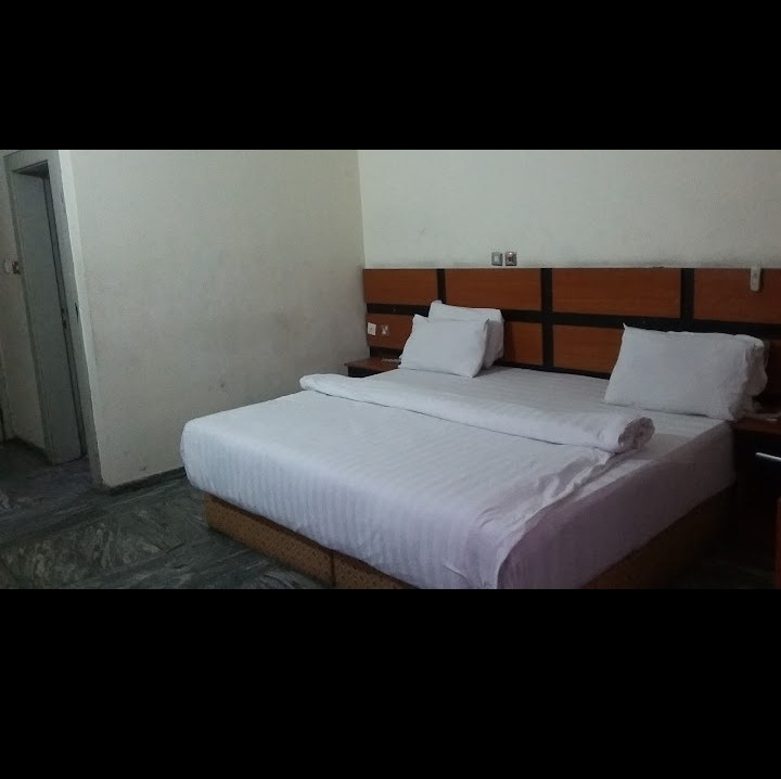 BEVERLY HOLLS HOLIDAY RESORT, NO: 130 WOJI ROAD, GRA PHASE 2. PORTHARCOURT,RIVERS STATE. For Easy Bookings And Reservations, Please Contact Cloza App Representative On Call And Watsapp. Details Below