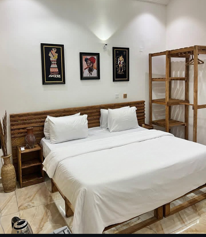 DE VAST LUXURY APARTMENT. WATER BOARD ESTATE OFF MARIAN ROAD, CALABAR, CROSS RIVER. For Easy Bookings And Reservations, Please Contact Our Cloza App Representative On Call And Watsapp. Details Below