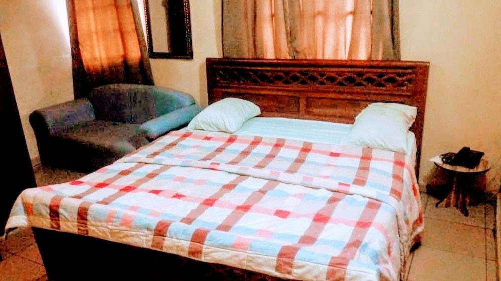 PRIDE GARDEN HOTEL, ETTAAGBO LAYOUT, CALABAR, CROSS RIVERS STATE. STANDARD (NON AC).For Easy Bookings And Reservations, Please Contact Our Cloza App Representative On Call And Watsapp. Details Below