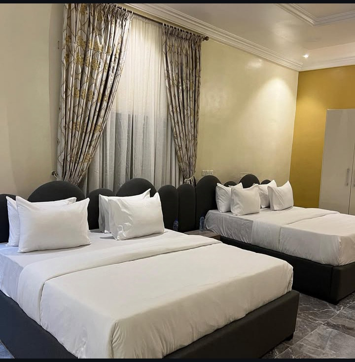 DE VAST LUXURY APARTMENT. WATER BOARD ESTATE OFF MARIAN ROAD, CALABAR, CROSS RIVER. For Easy Bookings And Reservations, Please Contact Our Cloza App Representative On Call And Watsapp. Details Below