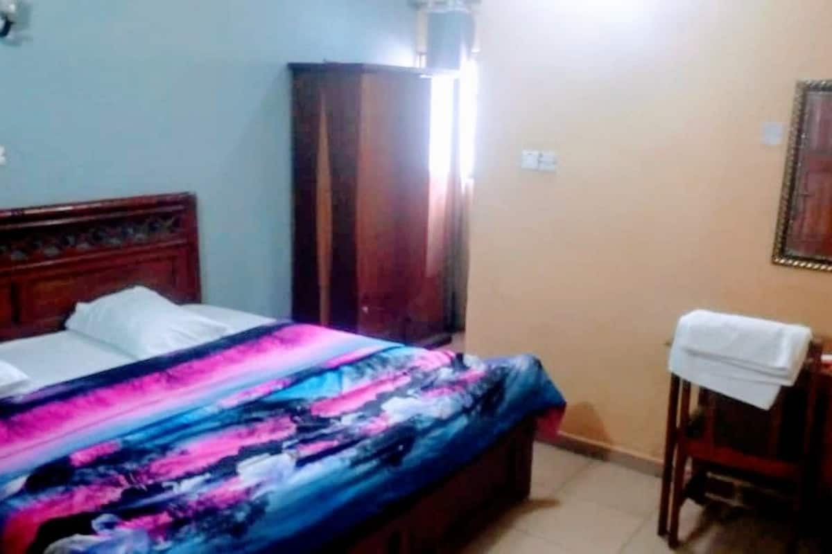 PRIDE GARDEN HOTEL, ETTAAGBO LAYOUT, CALABAR, CROSS RIVERS STATE. ALL EXECUTIVE ( AC). For Easy Bookings And Reservations, Please Contact Cloza App Representative On Call And Watsapp. Details Below