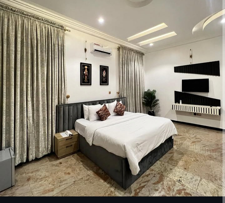 DE VAST LUXURY APARTMENT. WATER BOARD ESTATE OFF MARIAN ROAD, CALABAR, CROSS RIVER. For Easy Bookings And Reservations, Please Contact Our Cloza App Representative On Call And Watsapp. Details Below