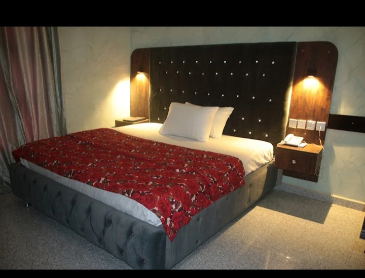 District Hotel and Suits, no 5 abasi umo street, off Goodluck Jonathan Boulevard, Uyo. For Easy Bookings And Reservations, Please Contact Our Cloza App Representative On Call And Watsapp. Details Belo