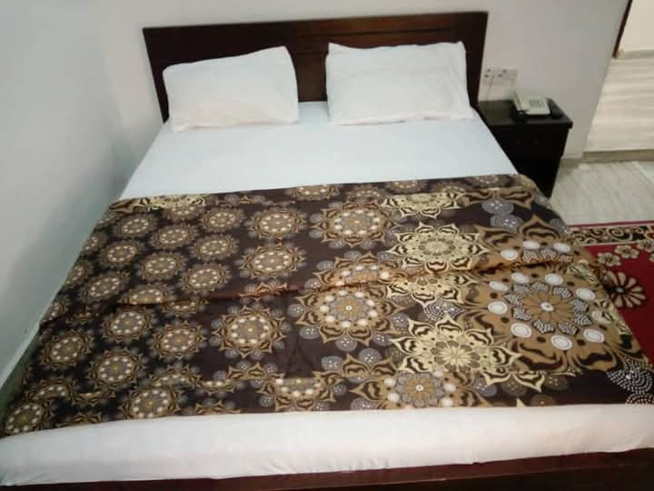 District Hotel and Suits, no 5 abasi umo street, off Goodluck Jonathan Boulevard, Uyo. For Easy Bookings And Reservations, Please Contact Cloza App Representative On Call And Watsapp. Details Belo