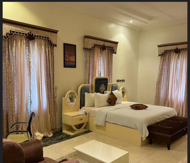 DE VAST LUXURY APARTMENT. WATER BOARD ESTATE OFF MARIAN ROAD, CALABAR, CROSS RIVER. For Easy Bookings And Reservations, Please Contact Our Cloza App Representative On Call And Watsapp. Details Below