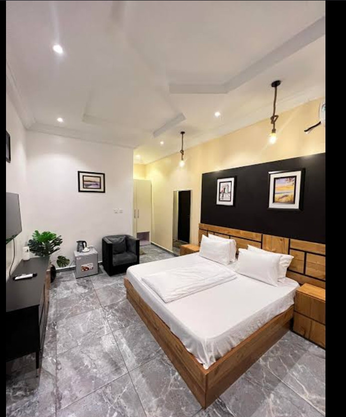 DE VAST LUXURY APARTMENT. WATER BOARD ESTATE OFF MARIAN ROAD, CALABAR, CROSS RIVER. For Easy Bookings And Reservations, Please Contact Our Cloza App Representative On Call And Watsapp. Details Below